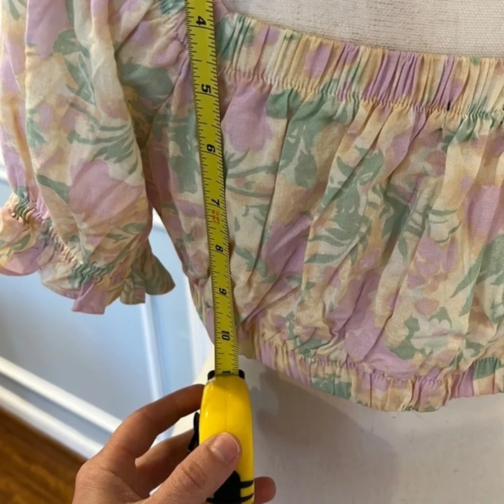LIKE NEW PASTEL FLORAL TIE RUFFLE SLEEVE CROP TOP - SIZE S